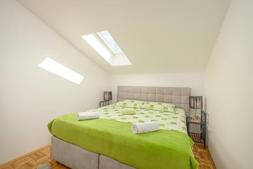 Postel nebo postele na pokoji v ubytování Music House Novalja
