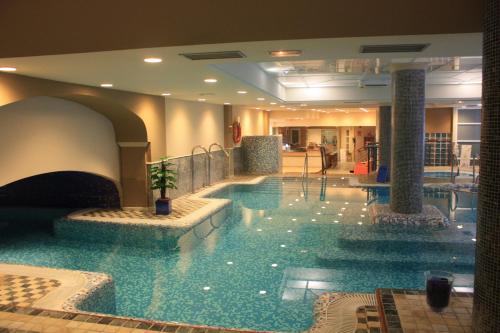 Una gran piscina en el vestíbulo de un hotel. en Hotel Puerto de Las Nieves, en Agaete