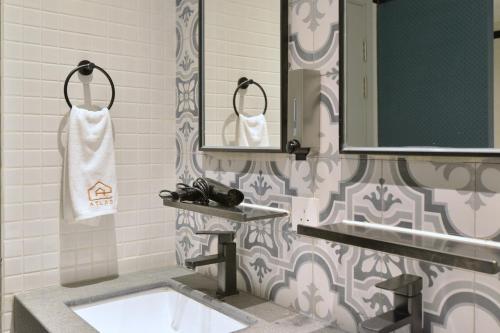 a bathroom with a sink and a mirror at Atlas Hostel & Backpackers in Hong Kong