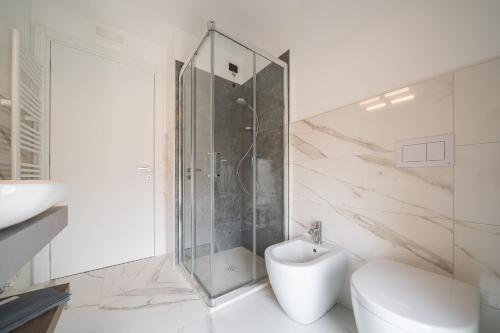 a bathroom with a shower and a toilet and a sink at Comfort Zone in Codroipo