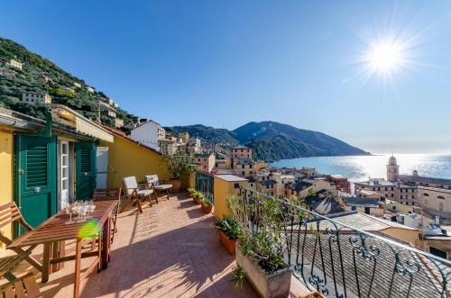 - un balcon offrant une vue sur l'océan dans l'établissement ALTIDO Camogli Treasure for 4 with Terrace and Incredible View, à Camogli
