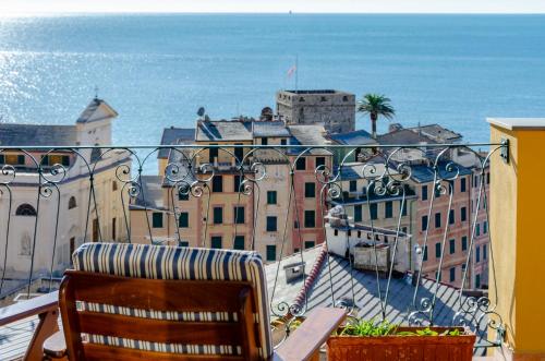 d'un balcon avec une chaise et une vue sur l'océan. dans l'établissement ALTIDO Camogli Treasure for 4 with Terrace and Incredible View, à Camogli
