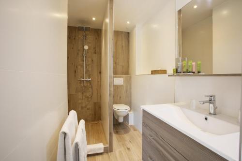 ein Bad mit einer Dusche, einem Waschbecken und einem WC in der Unterkunft La Bastide de Valbonne in Valbonne