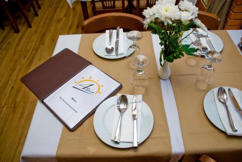 Un restaurante o sitio para comer en Hotel 4 Stinet