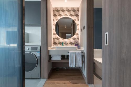a bathroom with a sink and a mirror at Holiday Inn Express Beijing Shijingshan Lakeview, an IHG Hotel in Beijing