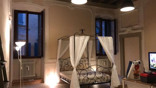 ヴェローナにあるVeronaforent Girasoleの窓付きの部屋のベッド1台