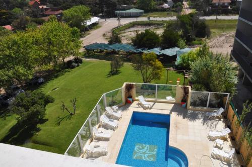 an aerial view of a swimming pool and a yard at Alma Marina in Valeria del Mar
