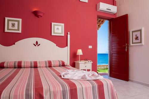 TH Gioiosa Mare - Capo Calavà Village tesisinde bir odada yatak veya yataklar