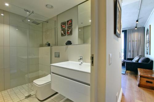 ケープタウンにあるDocklands Deluxe One Bedroom Apartments by ITC Hospitalityの白い洗面台とトイレのあるバスルーム
