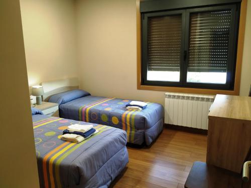 Panxón tesisinde bir odada yatak veya yataklar
