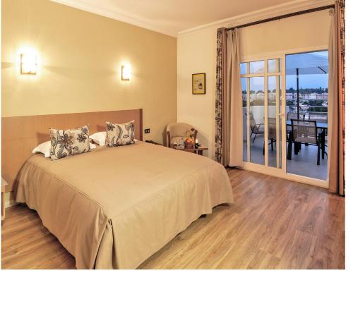 Postel nebo postele na pokoji v ubytování Across Hotels & Spa