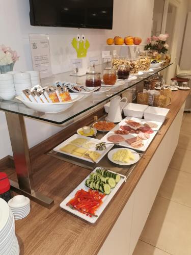 a buffet line with many different types of food at SCHLAFGUT Domhof erleben in Guntersblum