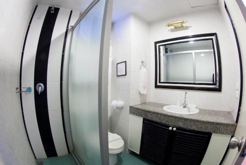 Ванная комната в Orchid Hotel and Spa Kalim Bay