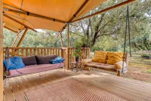Posezení v ubytování Glamping Tent Joy