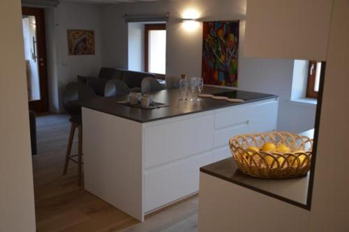 eine Küche mit einer Theke und einem Obstkorb in der Unterkunft Dimora Sannicolò - Talento in Rovereto