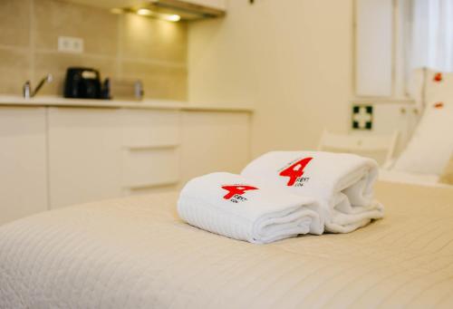 リスボンにあるRENT4REST LISBON DOWNTOWN TINY STUDIO Apartmentsのベッドの上にタオルを置いて