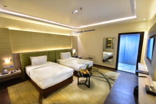 Ένα ή περισσότερα κρεβάτια σε δωμάτιο στο The District Hotel Najran