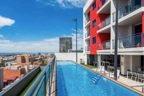 una piscina en el balcón de un edificio en LOCATION LOCATION CITY VIEWS NETFLIX WIFI WINE en Perth