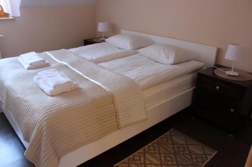 Krevet ili kreveti u jedinici u objektu "Apartament Na Piętrze" w Karpaczu na osiedlu "Apartamenty pod Śnieżką"