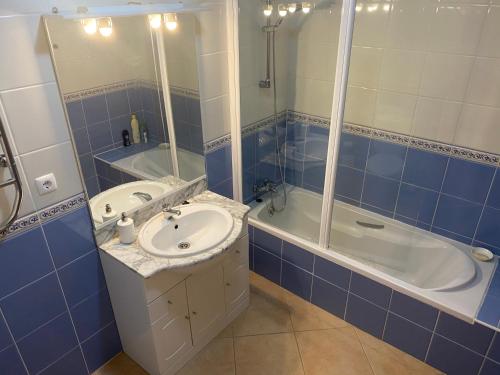 St. James Beach & Pool Apartment