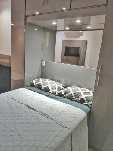 um quarto com uma cama com uma parede espelhada em Luxury Ocean View Copacabana no Rio de Janeiro