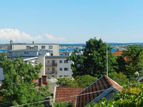 uitzicht op een stad met gebouwen en bomen bij 5 person holiday home in LYSEKIL in Lysekil