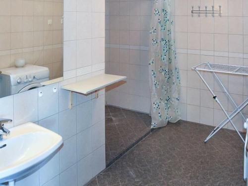 ein Badezimmer mit Waschbecken und Duschvorhang in der Unterkunft 6 person holiday home in Aukra in Aukra