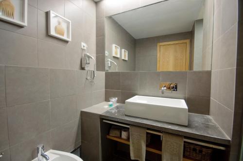 un baño con lavabo y espejo en Oasis Salinas Sea, en Santa Maria