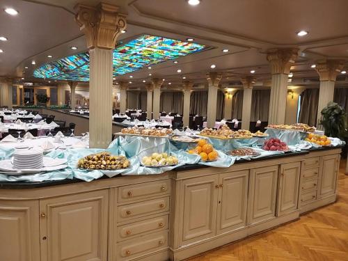una línea de buffet con muchos tipos diferentes de comida en King Tut I Nile Cruise - Every Monday 4 Nights from Luxor - Every Friday 7 Nights from Aswan en Luxor