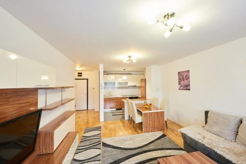 un soggiorno con un divano e un tavolo di RIVER VIEW Apartments a Sarajevo