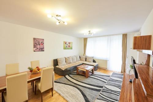 un soggiorno con un divano e un tavolo di RIVER VIEW Apartments a Sarajevo