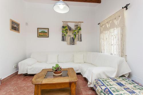 - un salon avec un canapé blanc et une table dans l'établissement Pau de Baix, à Sant Antoni de Portmany