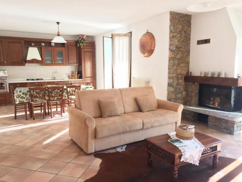 - un salon avec un canapé et une cheminée dans l'établissement Villa The Princess, à Lenno