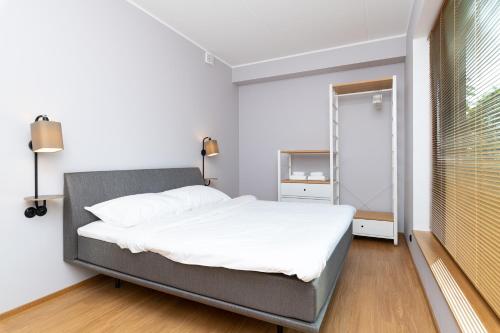 Кровать или кровати в номере Self-check-in spacious 1 bedroom apartment with free parking