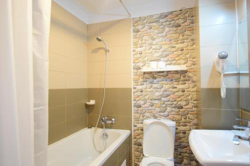 ein Badezimmer mit einem Waschbecken, einem WC und einer Badewanne in der Unterkunft Mosilor Apartments in Bukarest