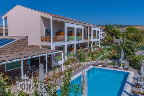 una vista aérea de un hotel con piscina en Alegria Suites en Nikiti