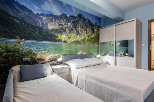 2 camas num quarto com vista para uma montanha em Apartamenty Granitica Zakopane em Zakopane