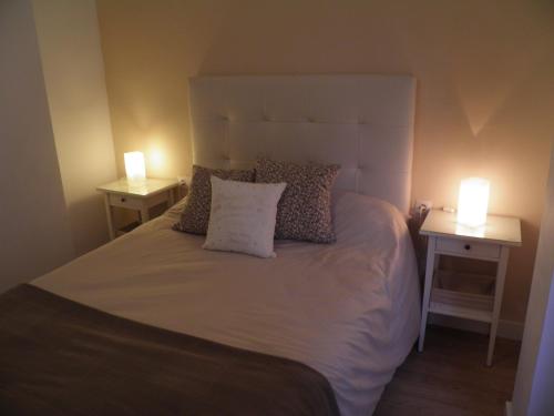 サンルーカル・デ・バラメダにあるApartamento Playa100mのベッドルーム1室(ベッド1台、ライト2つ付)