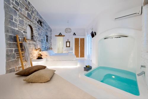 łazienka z wanną i sypialnia w obiekcie Zefi Hotel & Suites w mieście Nausa