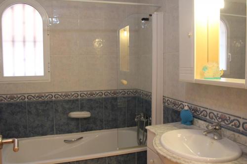 une salle de bain avec un lavabo, une douche et une baignoire dans l'établissement 187 Palm Beach - Deniasol, à Dénia