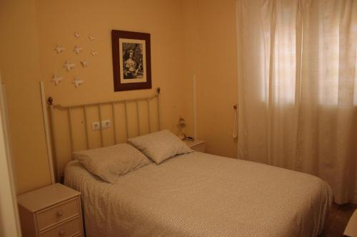 een slaapkamer met een bed met sterren aan de muur bij 183 Deveses Park - Deniasol in Denia