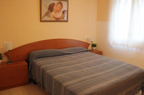 une chambre avec un lit et un tableau au mur dans l'établissement 187 Palm Beach - Deniasol, à Dénia