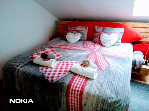 Una cama con tres animales de peluche encima. en Villa Victoria, en Mosonmagyaróvár