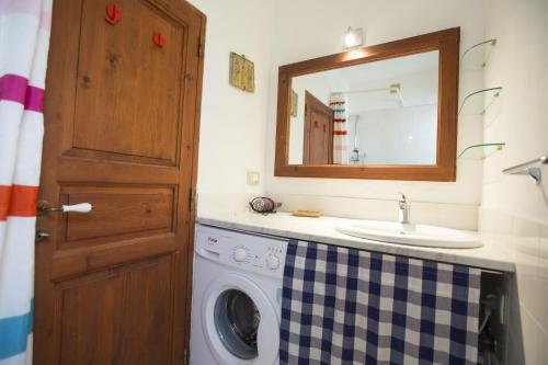 een badkamer met een wasmachine en een wastafel bij Terrazza del Mare (by Vacation Service) in Cefalù