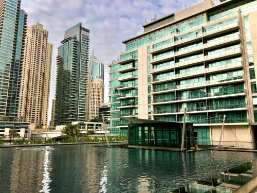 ドバイにあるAl Majara by EMAAR, Dubai Marinaの高層建築物群水の群れが残る都市