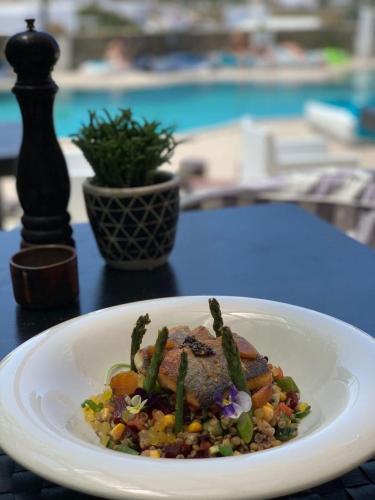 Makanan di atau berdekatan hotel