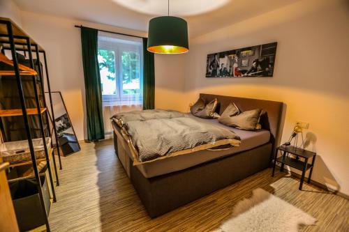 ein Schlafzimmer mit einem Bett in der Ecke eines Zimmers in der Unterkunft Appartement Turan in Friedrichshafen