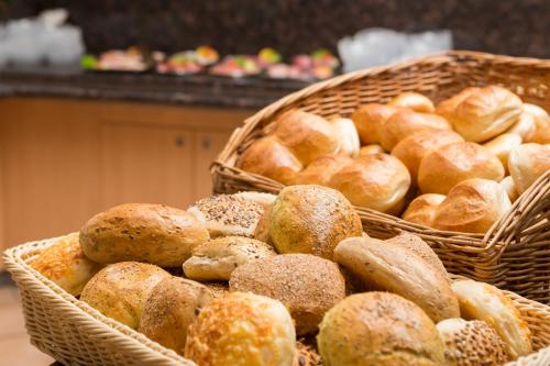 two baskets filled with different types of bread at Sportpark Rabenberg in Breitenbrunn