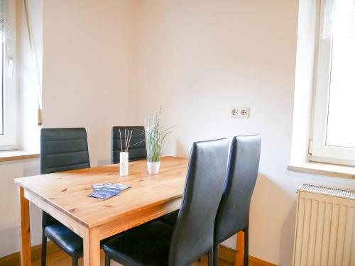 a dining room table with chairs and a wooden table at SUNNYHOME Monteurwohnungen und Apartments in Weiden in Weiden