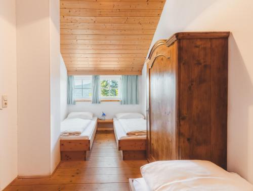 een slaapkamer met 2 bedden en een houten plafond bij Alpine Cabin in Klippitztorl